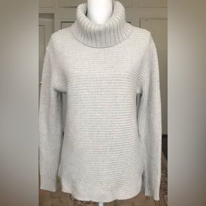 Vineyard Vines Medium sweater! Beautiful detail on the bottom, cozy material!